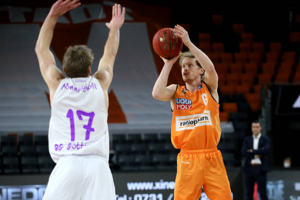 紧密防守与 紧密防守与